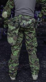 erivormi-püksid-eesti-digilaik-enar-tagant